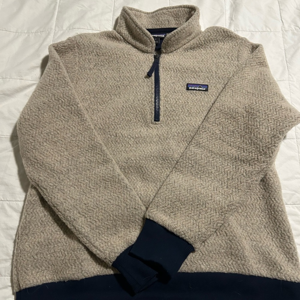 Patagonia Women's Beige and Navy Zip-Up Sweater
